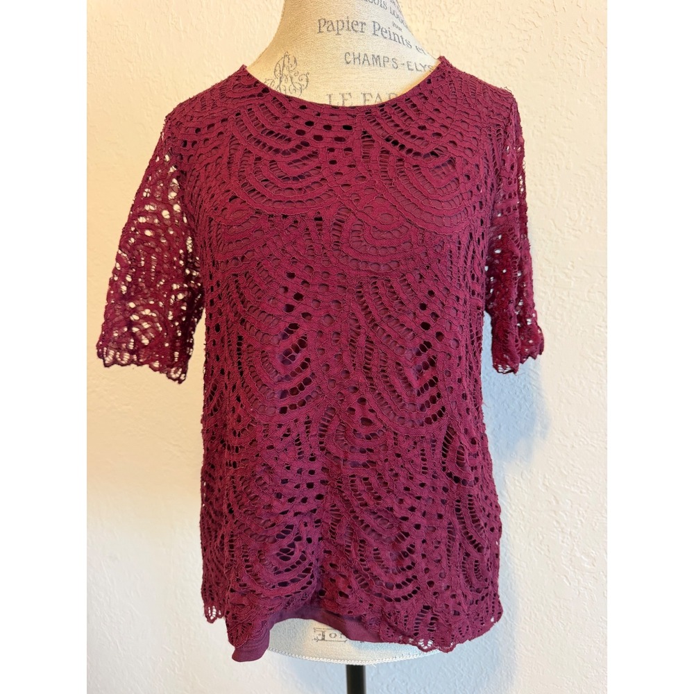 Chicos Burgundy Lace Front Short Sleeve Knit Top Size 1 Medium Maroon 570315616